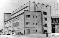 Czarno białe zdjęcie budynku PEC